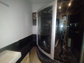 Bathroom in 1 BHK Builder Floor at Sector 4 – for Rent