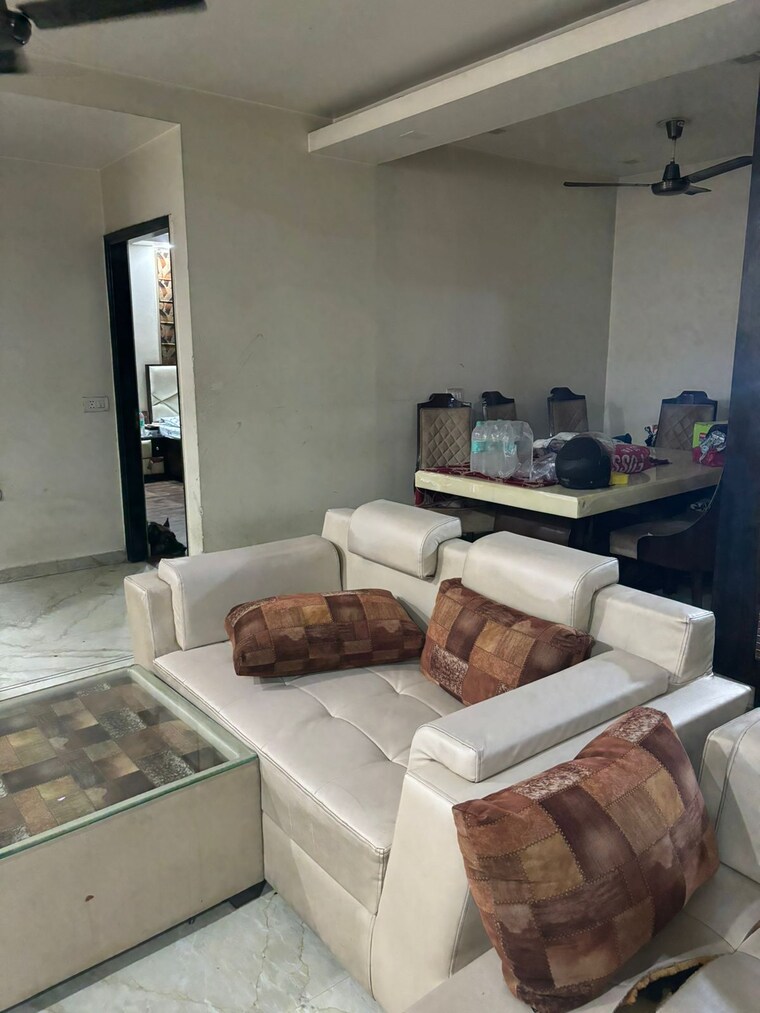 Living Room, kirti nagar 3 Bedroom 200 Sq.Yd. Builder Floor In Kirti Nagar Delhi 9455779
