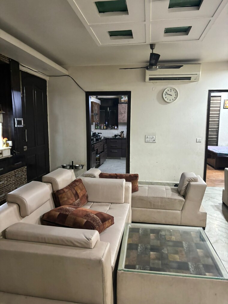 Living Room, kirti nagar 3 Bedroom 200 Sq.Yd. Builder Floor In Kirti Nagar Delhi 9455779