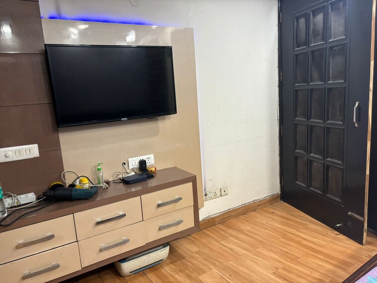 undefined, kirti nagar 3 Bedroom 200 Sq.Yd. Builder Floor In Kirti Nagar Delhi 9455779