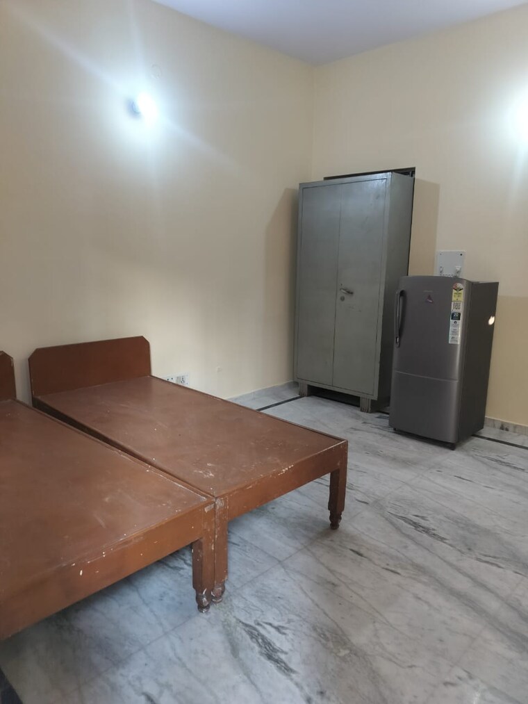 Room, sector 27 1 RK 400 Sq.Ft. Villa In Sector 27 Noida 9456322