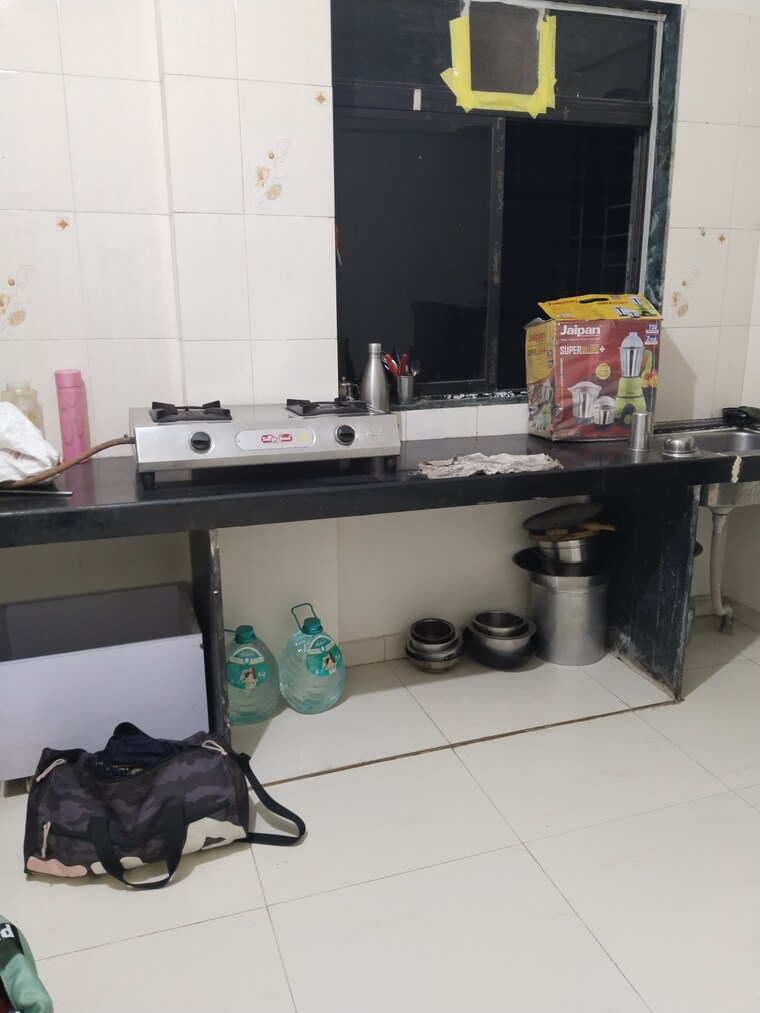 Team Area, naupada 1 RK 300 Sq.Ft. Apartment In Naupada Thane 9456318