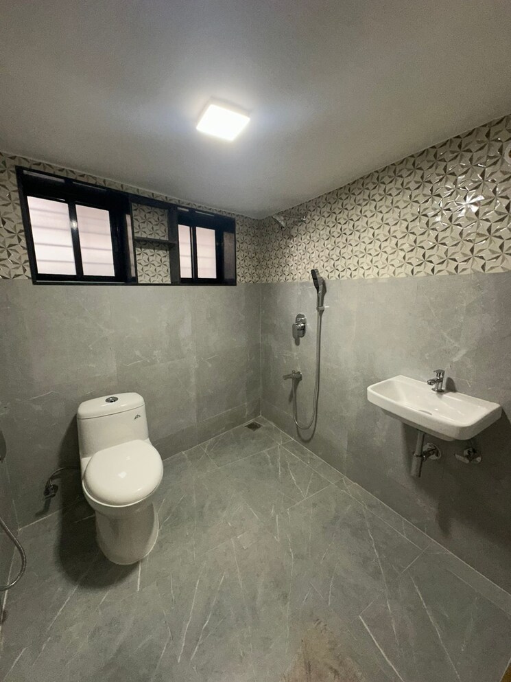 Bathroom, sugee-laxmi-niwas 2 Bedroom 720 Sq.Ft. Apartment In Dadar West Mumbai 9456329