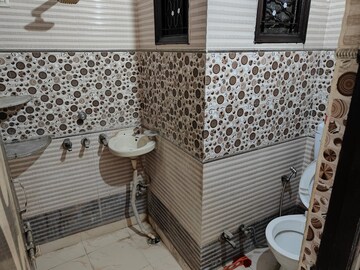 Bathroom in 2.5 BHK Builder Floor at Mayur Vihar – for Rent