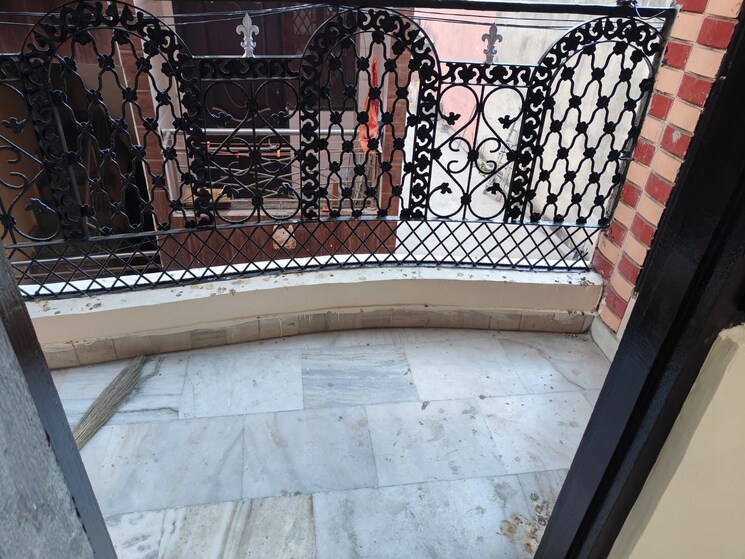 Balcony, mayur vihar 2.5 Bedroom 750 Sq.Ft. Builder Floor In Mayur Vihar Delhi 9456343