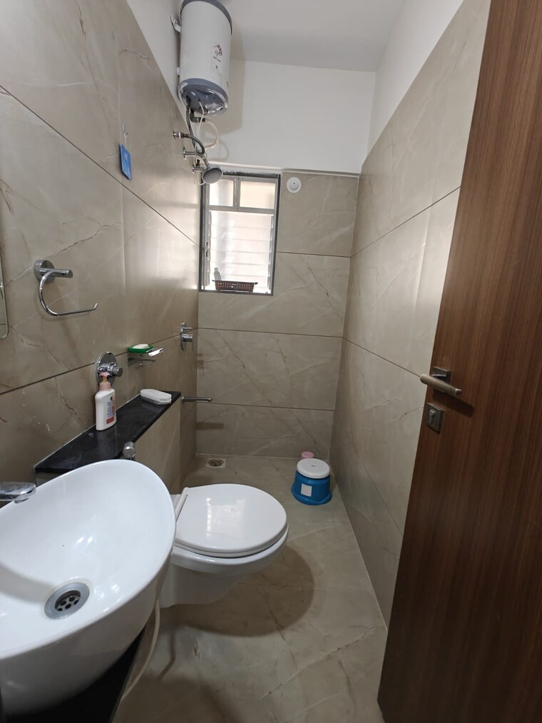 Bathroom, anand-eastwoods 2 Bedroom 900 Sq.Ft. Apartment In Viman Nagar Pune 9456356