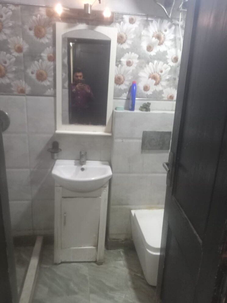 Bathroom, vaishali sector 4 2 Bedroom 750 Sq.Ft. Builder Floor In Vaishali Sector 4 Ghaziabad 9456450