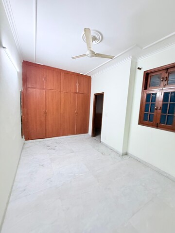 Room in 3.5 BHK Builder Floor at Paschim Vihar – for Rent