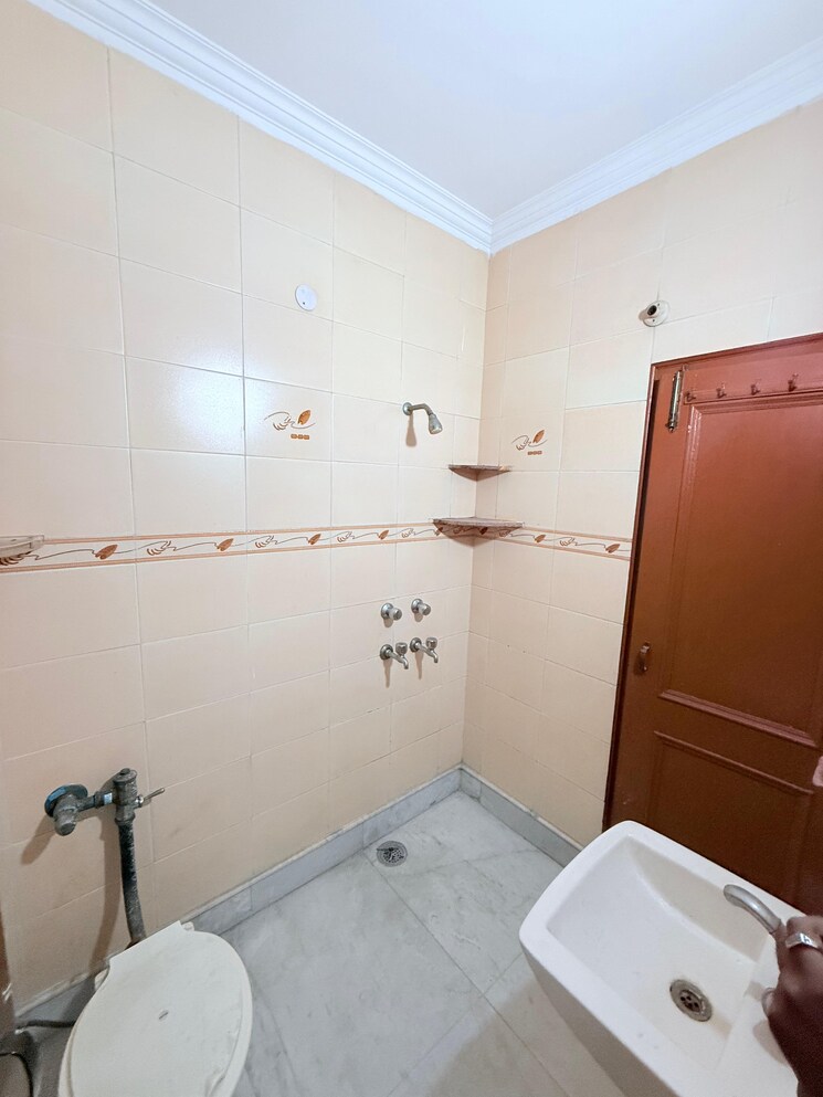 Bathroom, paschim vihar 3.5 Bedroom 1800 Sq.Ft. Builder Floor In Paschim Vihar Delhi 9456546