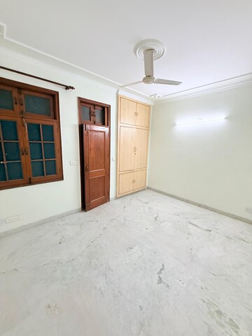 Room in 3.5 BHK Builder Floor at Paschim Vihar – for Rent