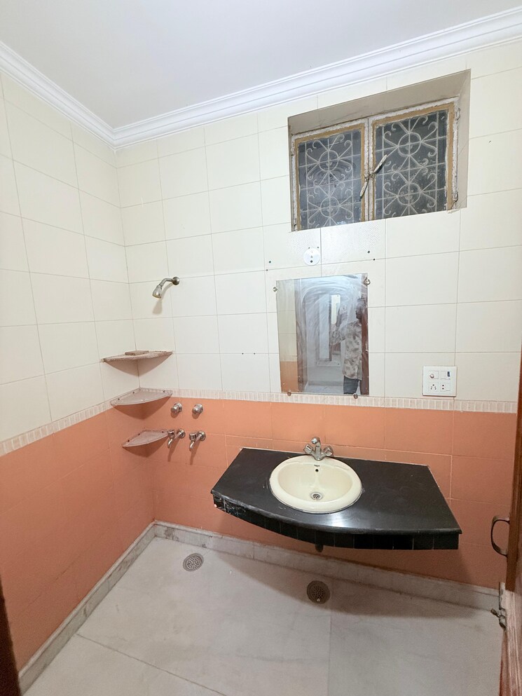 Bathroom, paschim vihar 3.5 Bedroom 1800 Sq.Ft. Builder Floor In Paschim Vihar Delhi 9456546