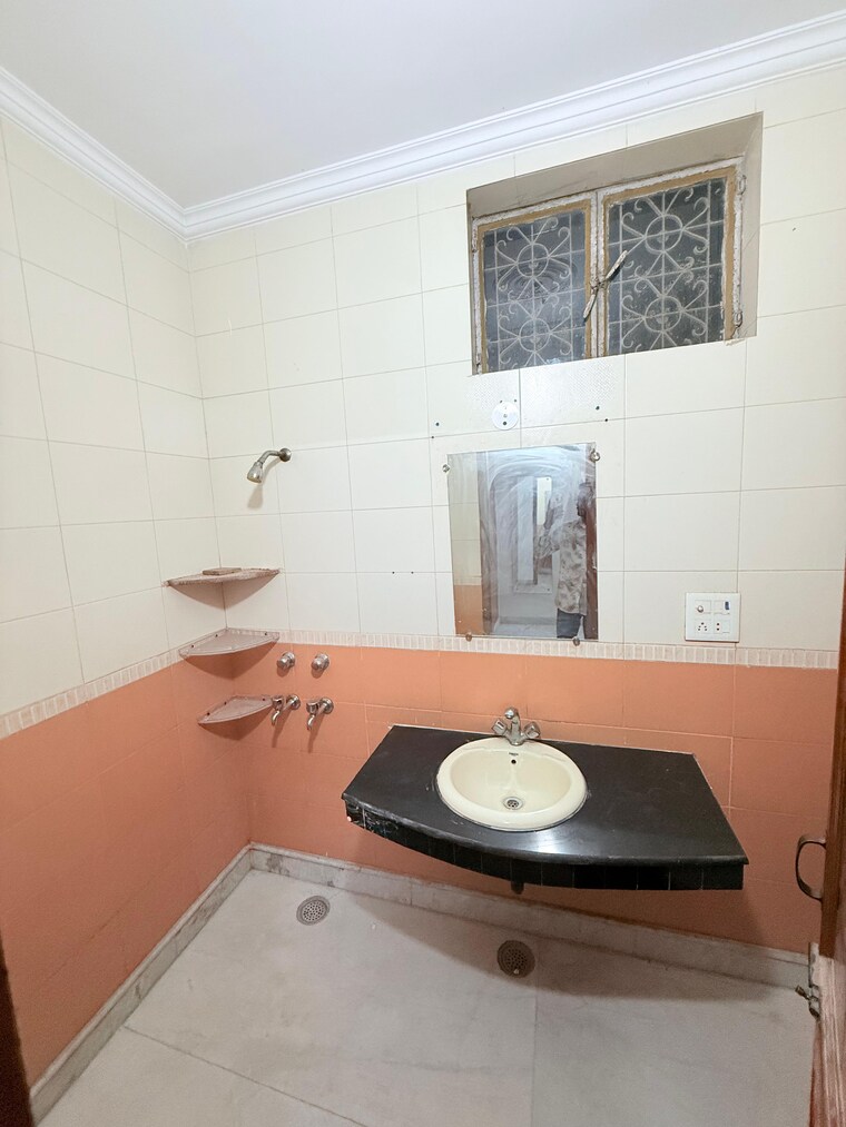 Bathroom, paschim vihar 3.5 Bedroom 1800 Sq.Ft. Builder Floor In Paschim Vihar Delhi 9456546