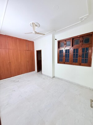Room in 3.5 BHK Builder Floor at Paschim Vihar – for Rent