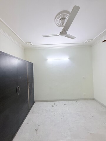 Room in 3.5 BHK Builder Floor at Paschim Vihar – for Rent