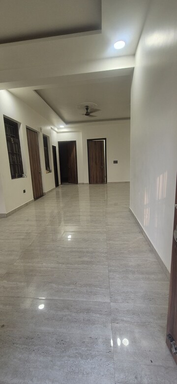 Room in 2 BHK Builder Floor at Gomti Nagar – for Rent