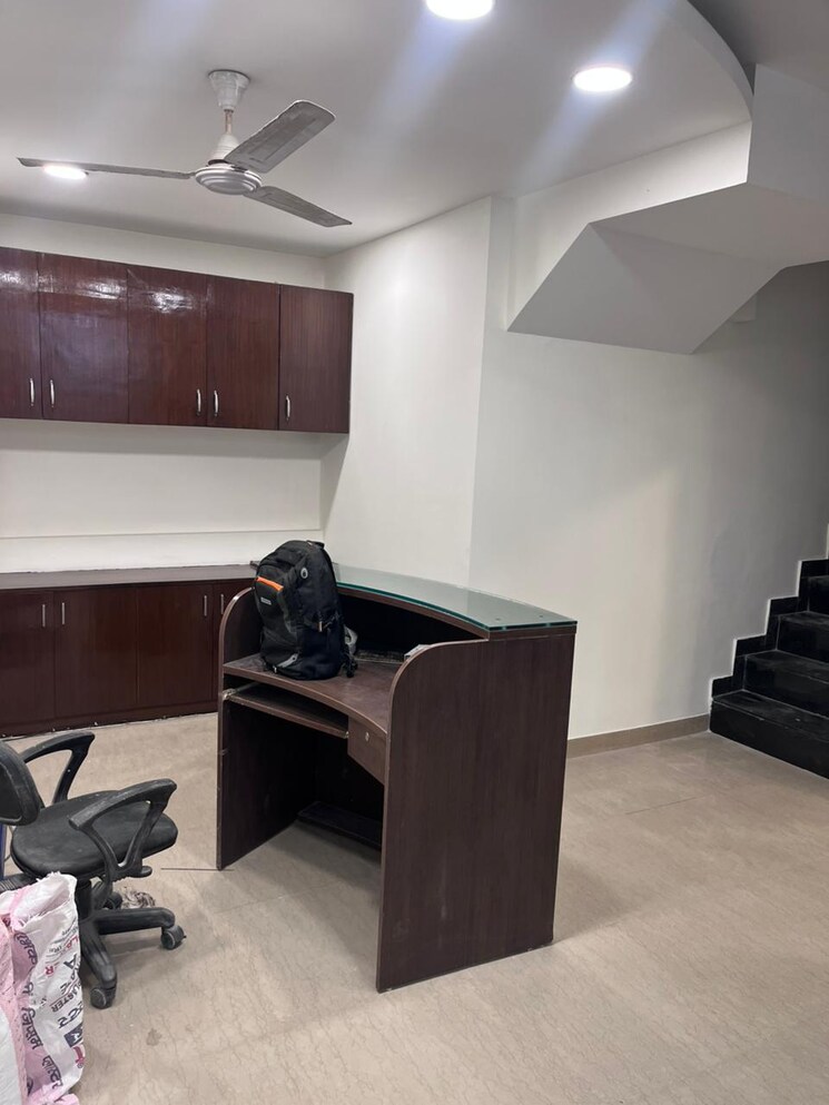 Team Area, greater kailash ii Commercial Office Space 180 Sq.Yd. In Greater Kailash ii Delhi 9456591