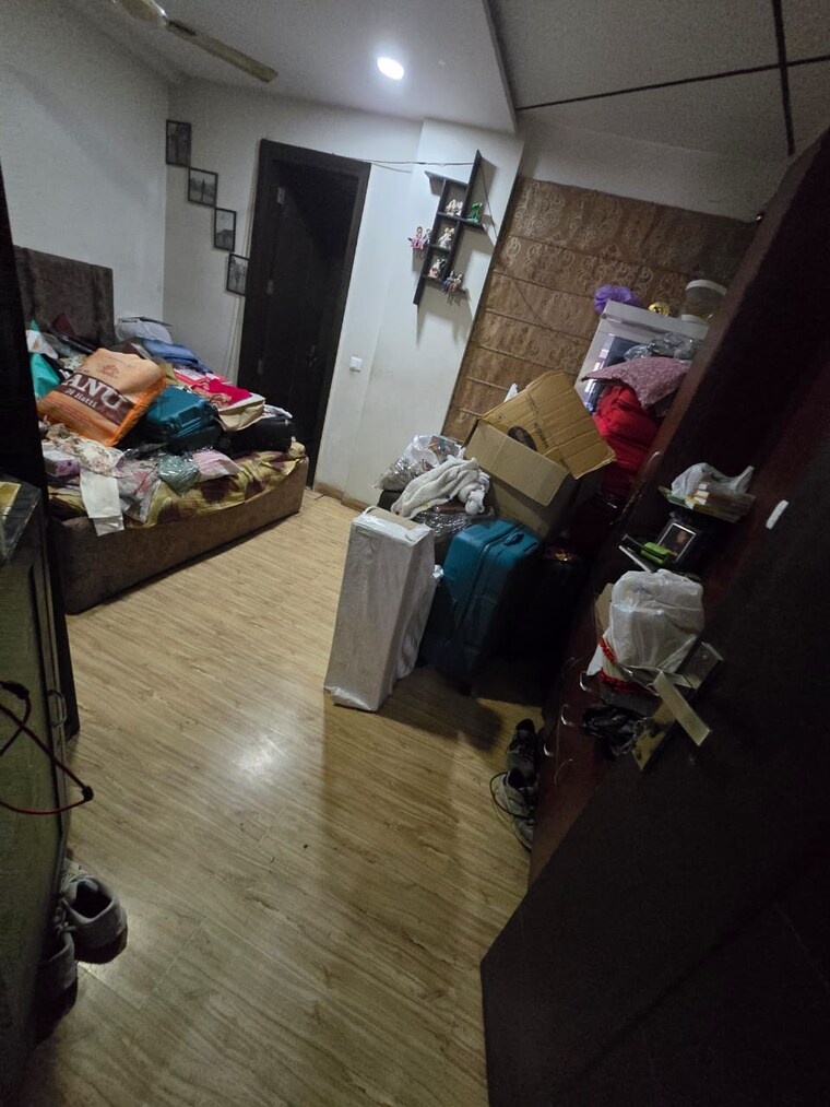 Room, kirti nagar 3 Bedroom 200 Sq.Yd. Builder Floor In Kirti Nagar Delhi 9456622