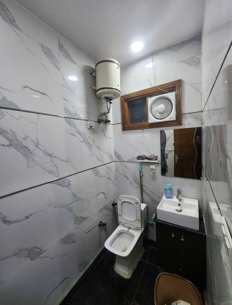 Bathroom, paschim vihar 3 Bedroom 1350 Sq.Ft. Builder Floor In Paschim Vihar Delhi 9456741