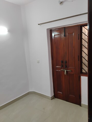 Room in 2.5 BHK Apartment at Rohini Sector 9 – for Rent