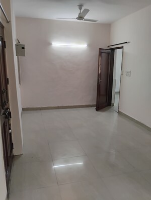 Room in 2.5 BHK Apartment at Rohini Sector 9 – for Rent