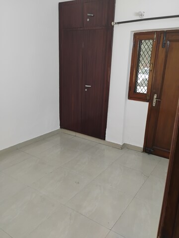 Room in 2.5 BHK Apartment at Rohini Sector 9 – for Rent