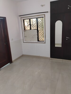 Room in 2.5 BHK Apartment at Rohini Sector 9 – for Rent