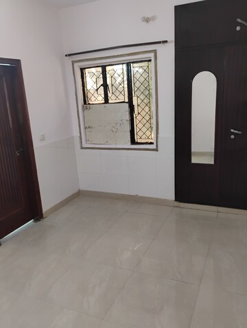 Room in 2.5 BHK Apartment at Rohini Sector 9 – for Rent