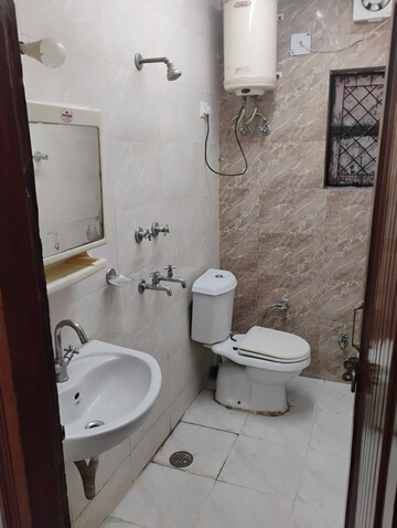 Bathroom in 2.5 BHK Apartment at Rohini Sector 9 – for Rent