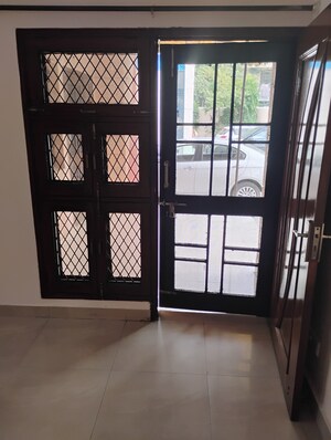 Room in 2.5 BHK Apartment at Rohini Sector 9 – for Rent
