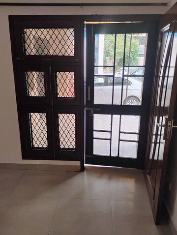 Room in 2.5 BHK Apartment at Rohini Sector 9 – for Rent