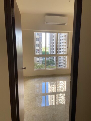 Room in 2 BHK Apartment at Lodha Amara, Kolshet Road – for Sale