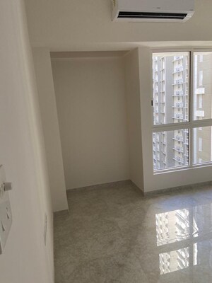 Room in 2 BHK Apartment at Lodha Amara, Kolshet Road – for Sale