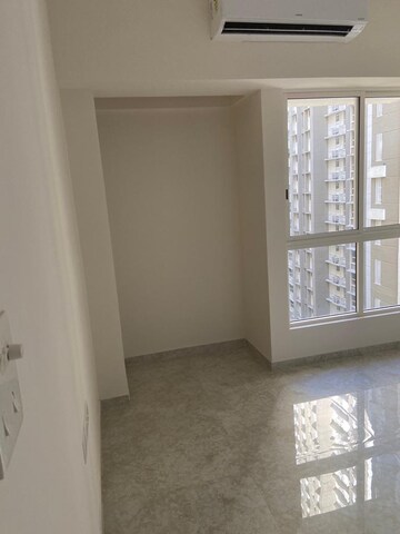 Room in 2 BHK Apartment at Lodha Amara, Kolshet Road – for Sale