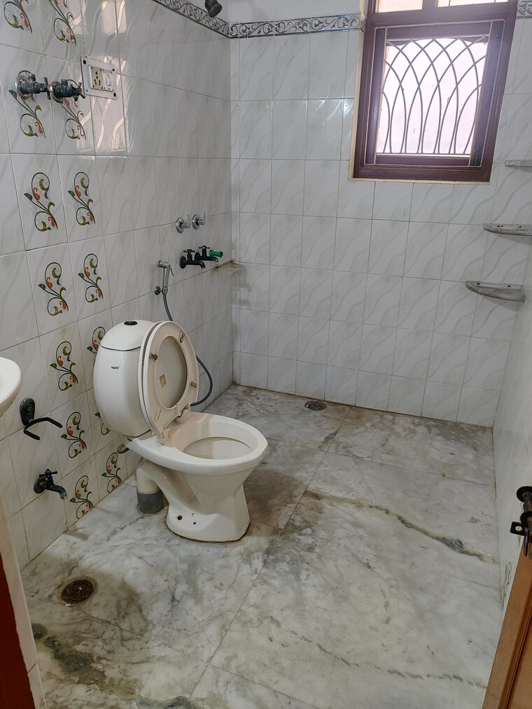 Bathroom, rwa-apartments-sector-52 2.5 Bedroom 1450 Sq.Ft. Villa In Sector 52 Noida 9456951