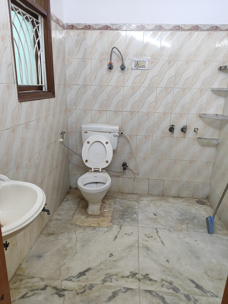 Bathroom, rwa-apartments-sector-52 2.5 Bedroom 1450 Sq.Ft. Villa In Sector 52 Noida 9456951