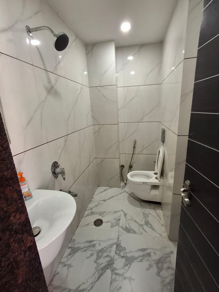 Attached Bathroom, kolar rd Commercial Showroom 8000 Sq.Ft. In Kolar rd Bhopal 9456985