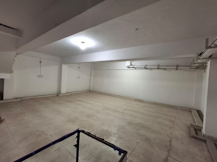 Room, kolar rd Commercial Showroom 8000 Sq.Ft. In Kolar rd Bhopal 9456985