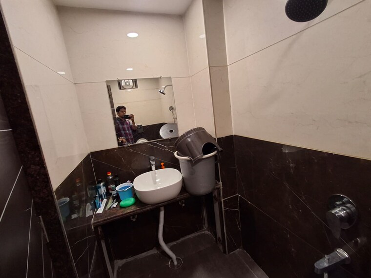 Team Area, kolar rd Commercial Showroom 8000 Sq.Ft. In Kolar rd Bhopal 9456985