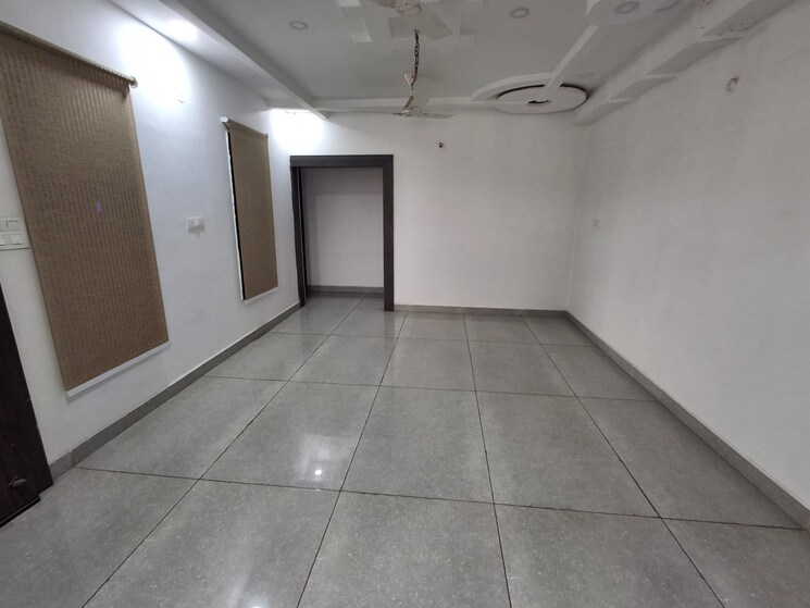 Room, kolar rd Commercial Showroom 8000 Sq.Ft. In Kolar rd Bhopal 9456985