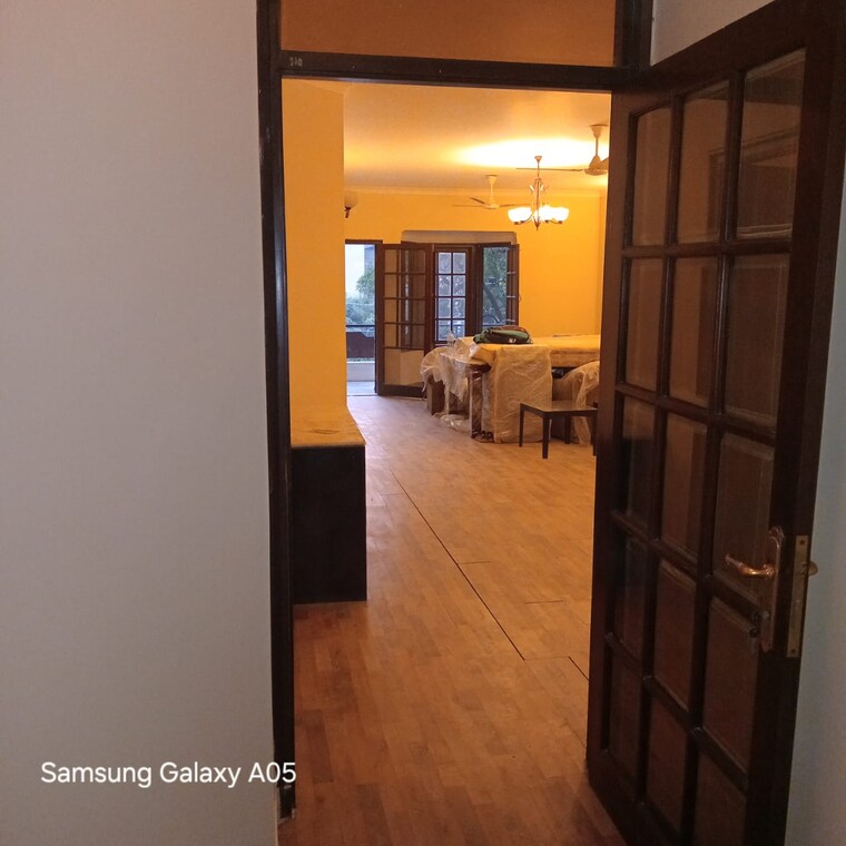 Room, greater kailash ii 3 Bedroom 250 Sq.Yd. Apartment In Greater Kailash ii Delhi 9457177