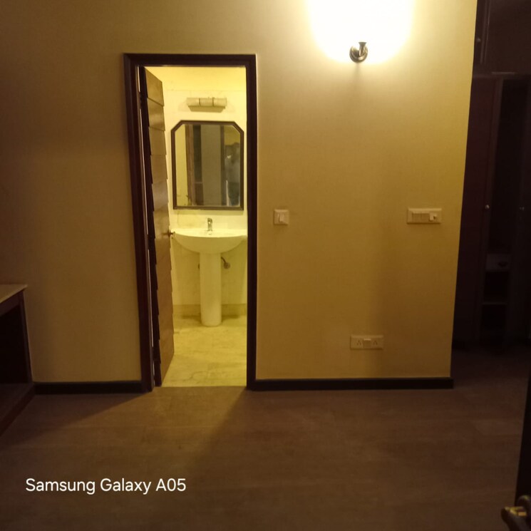 Room, greater kailash ii 3 Bedroom 250 Sq.Yd. Apartment In Greater Kailash ii Delhi 9457177