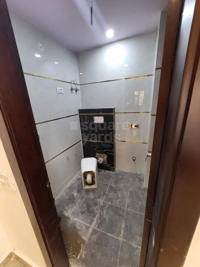 Attached Bathroom, deep vihar 3 Bedroom 116 Sq.Yd. Builder Floor In Deep Vihar Delhi 9457377