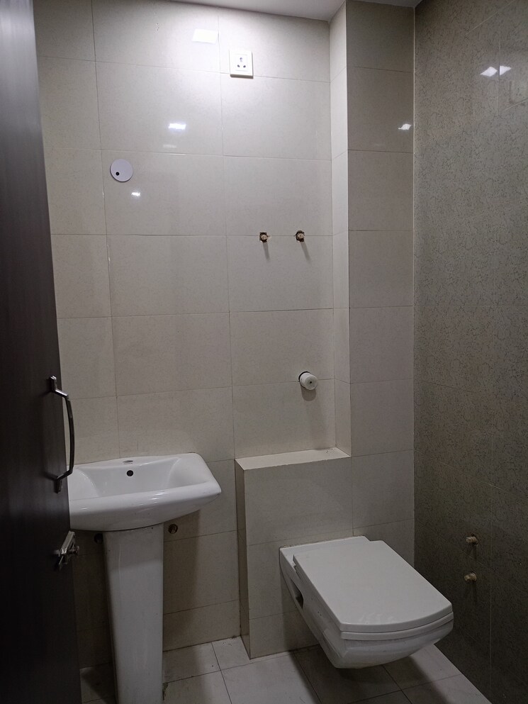 Bathroom, shakti khand iii 3 Bedroom 1400 Sq.Ft. Builder Floor In Shakti Khand Iii Ghaziabad 9457597
