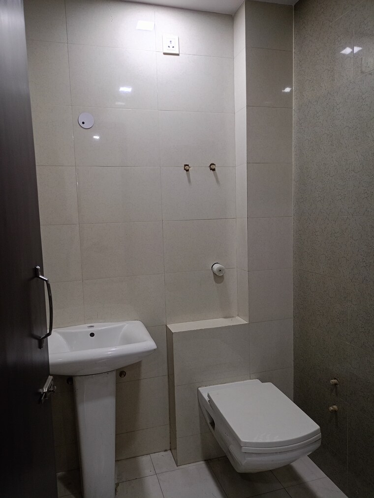 Bathroom, shakti khand iii 3 Bedroom 1400 Sq.Ft. Builder Floor In Shakti Khand Iii Ghaziabad 9457597