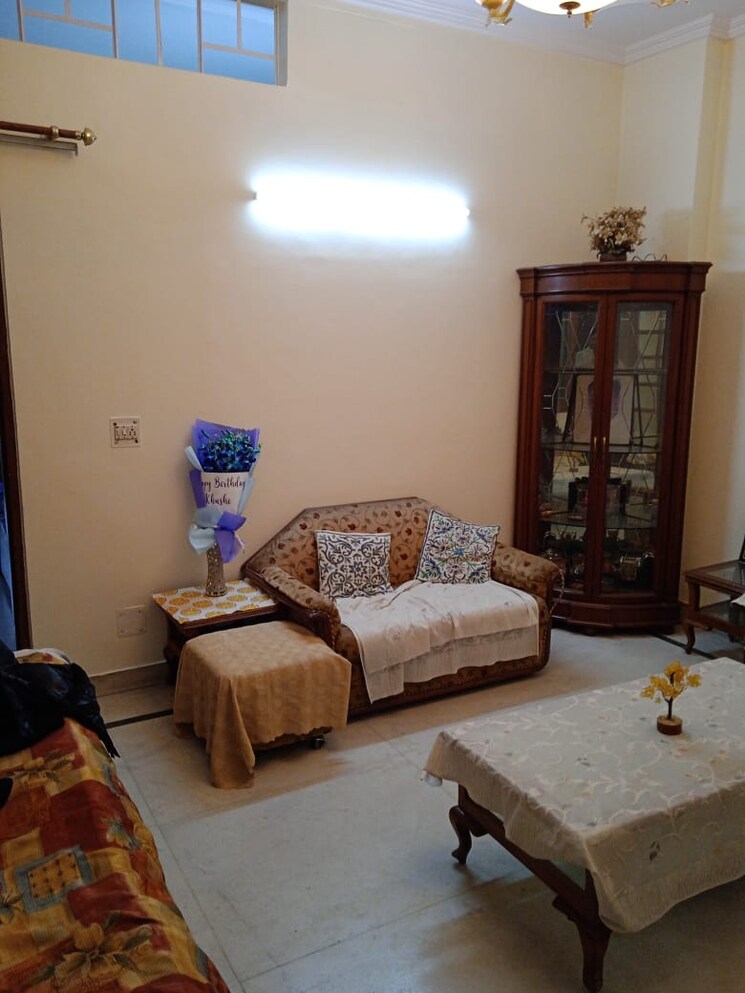 Living Room, greater kailash ii 3 Bedroom 250 Sq.Yd. Builder Floor In Greater Kailash ii Delhi 9457603