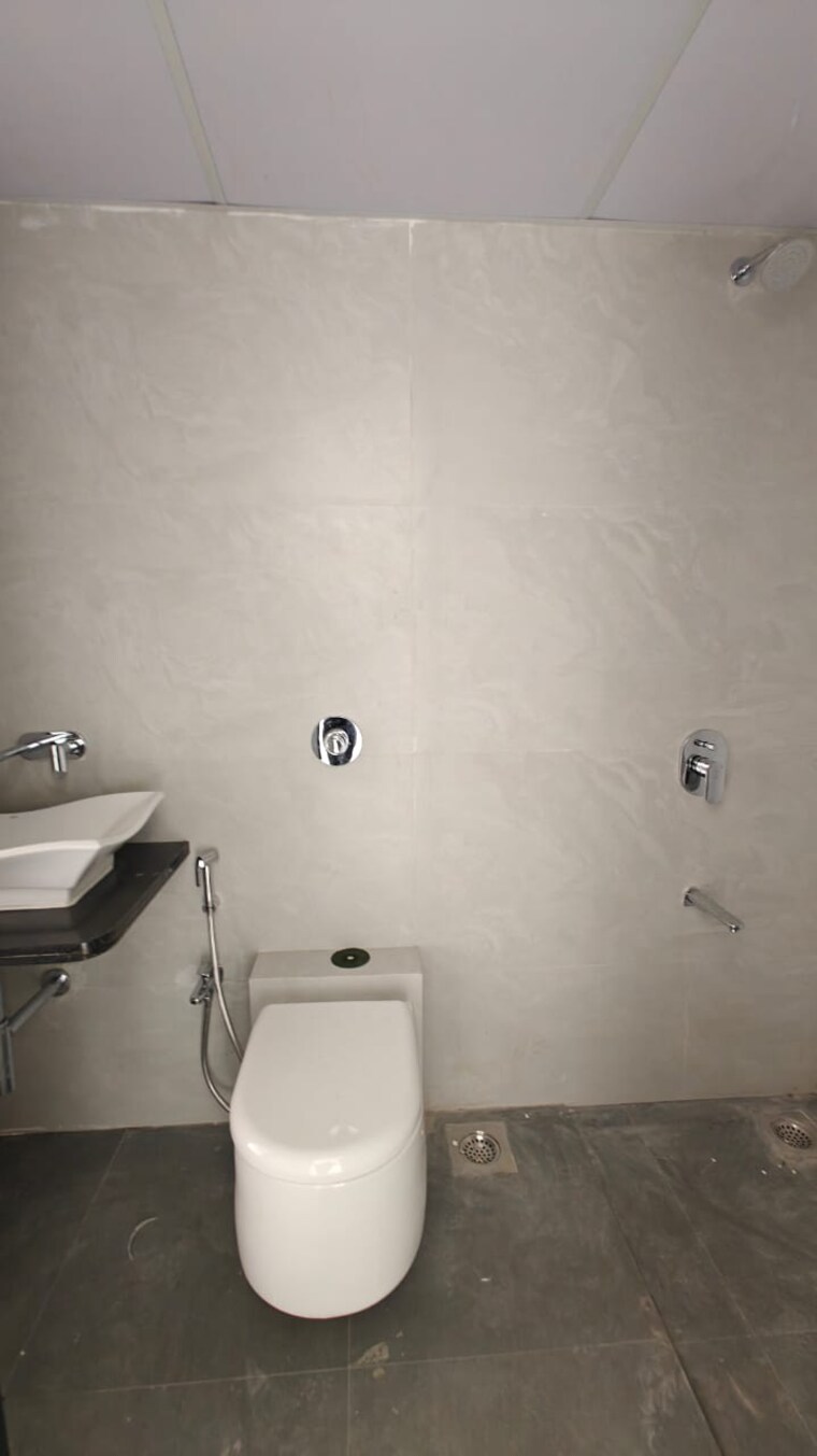 Bathroom, vile parle west 3 Bedroom 870 Sq.Ft. Apartment In Vile Parle West Mumbai 9457607