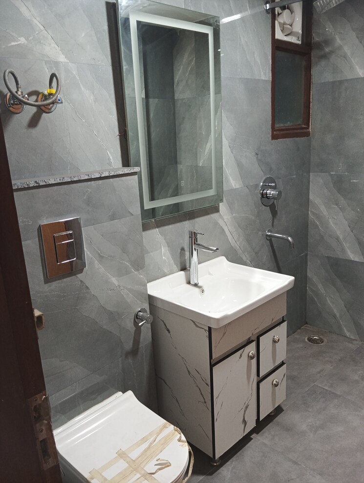 Bathroom, sultanpur 3 Bedroom 135 Sq.Yd. Apartment In Sultanpur Delhi 9457777