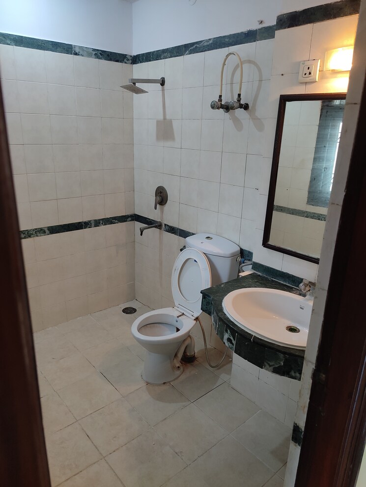 Bathroom, rps-green-valley 2 Bedroom 1155 Sq.Ft. Apartment In Sector 42 Faridabad 9457792