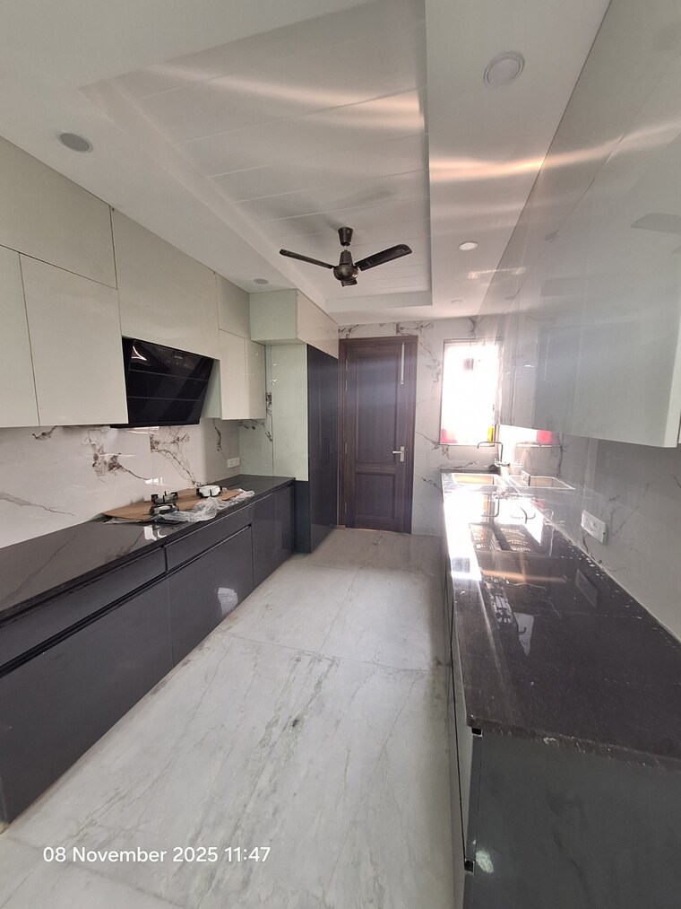Kitchen, dlf city phase 3 3 Bedroom 215 Sq.Yd. Builder Floor In Dlf City Phase 3 Gurgaon 9457799