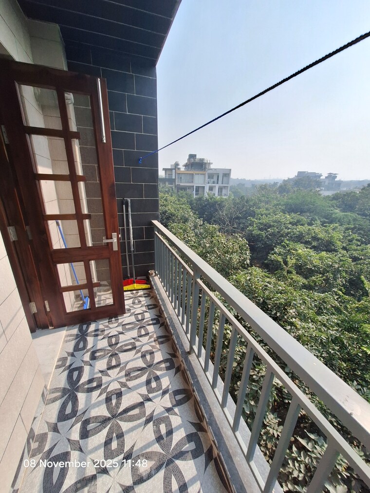 Balcony, dlf city phase 3 3 Bedroom 215 Sq.Yd. Builder Floor In Dlf City Phase 3 Gurgaon 9457799